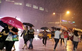 Siêu bão ồ ạt đổ vào Đài Loan, đã có người chết